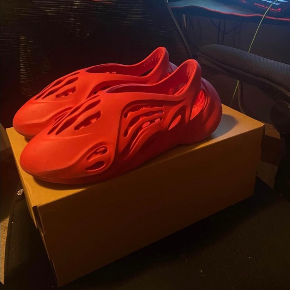 Yeezy foam runner ‘Vermilion’
